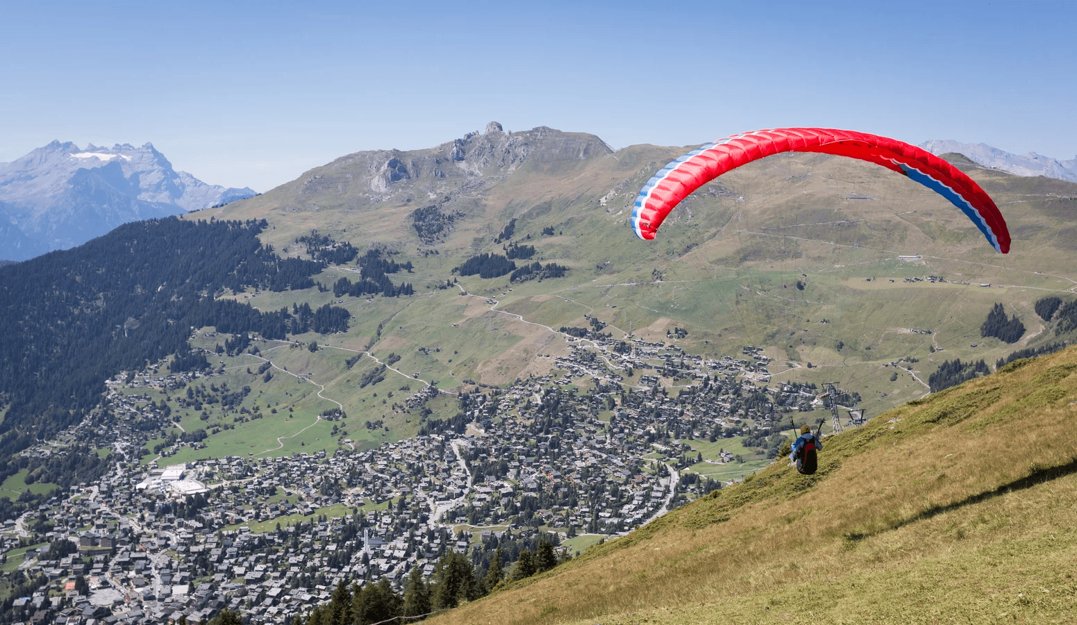 Élève en vol guidé par radio, stage 2 de la formation parapente