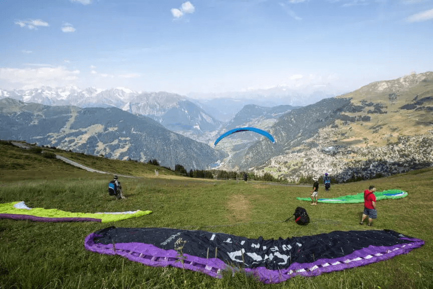 Élève en formation parapente, stage 1, sur la pente-école