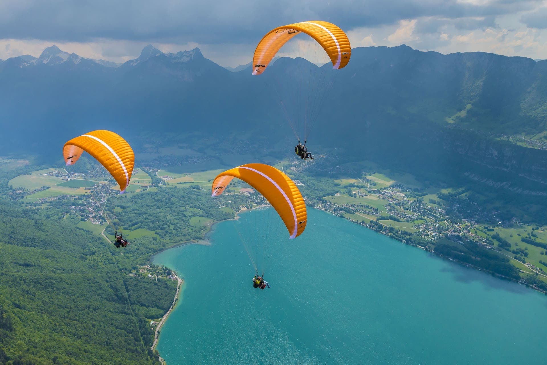 Passager et pilote lors d'un vol en parapente biplace à Verbier
